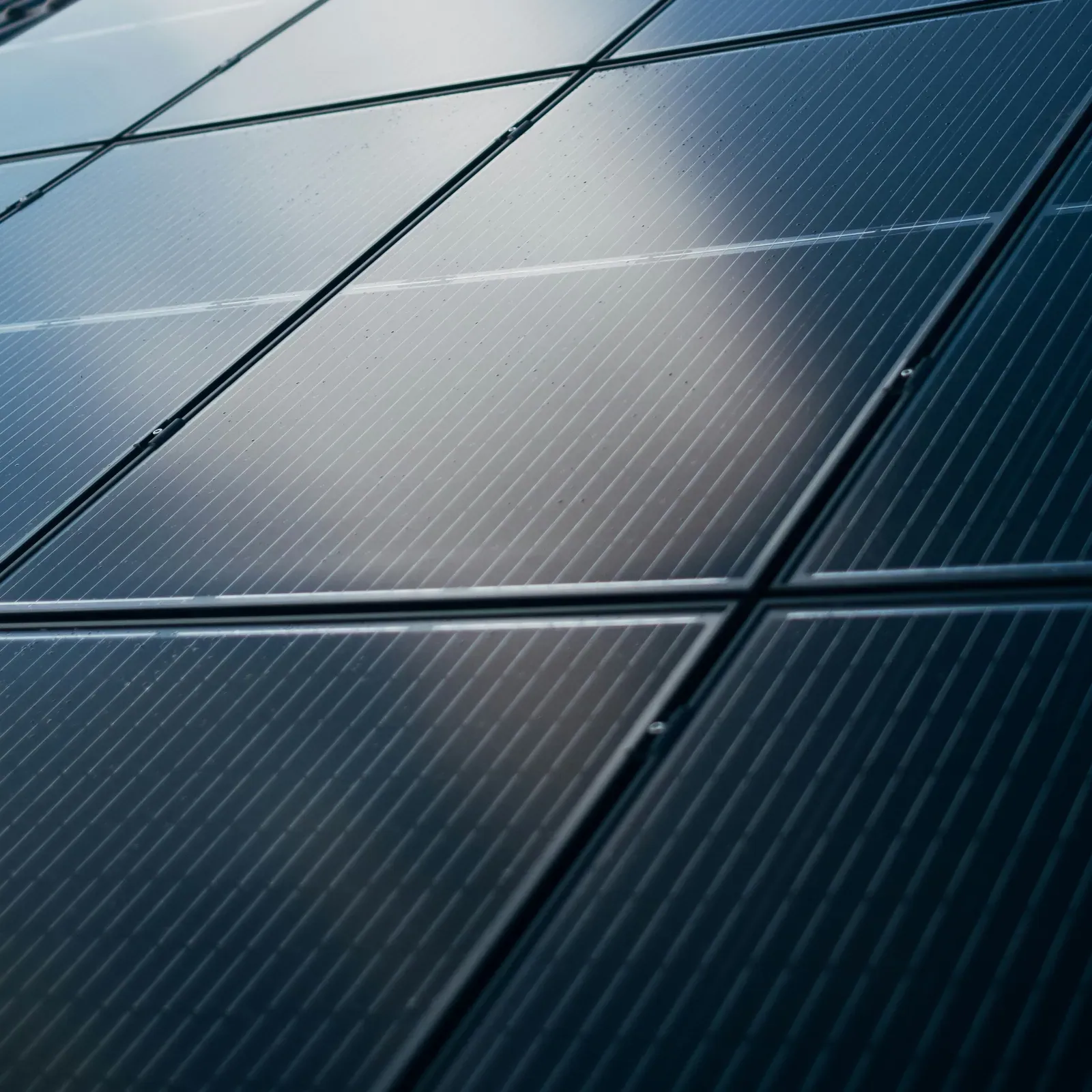 Photovoltaik-Module auf Bayerischem Ziegeldach im Morgenlicht — Elektrotechnik Mika Oberpfalz